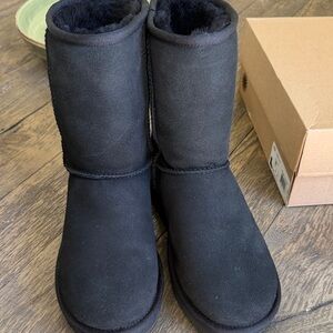 NWOT Women’s classic short UGGS size 8 Black